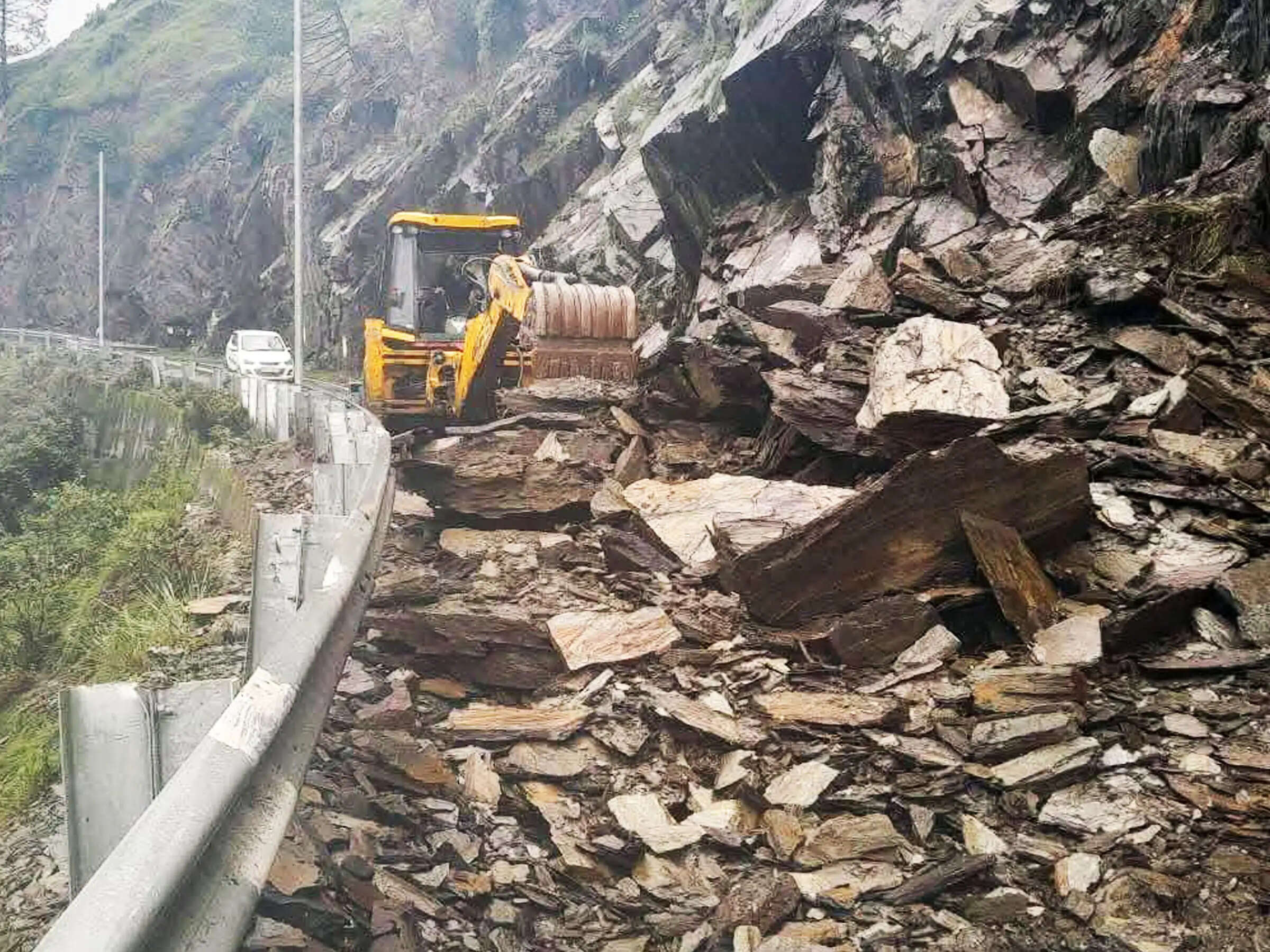 मूसलाधार बारिश से निर्माणाधीन नारला-बिजणी सुपर हाईवे टांडू के पास डंगा धंसा, सड़क का बड़ा हिस्सा दरका