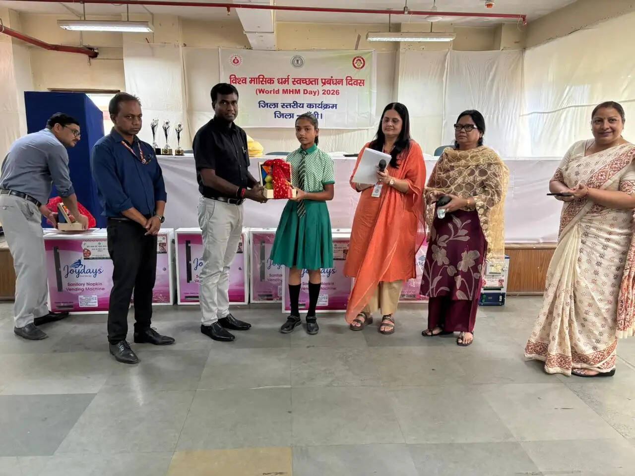 डीसी ने किशाेरियाें के बीच बांटे सैनिटरी नैपकिन कीट