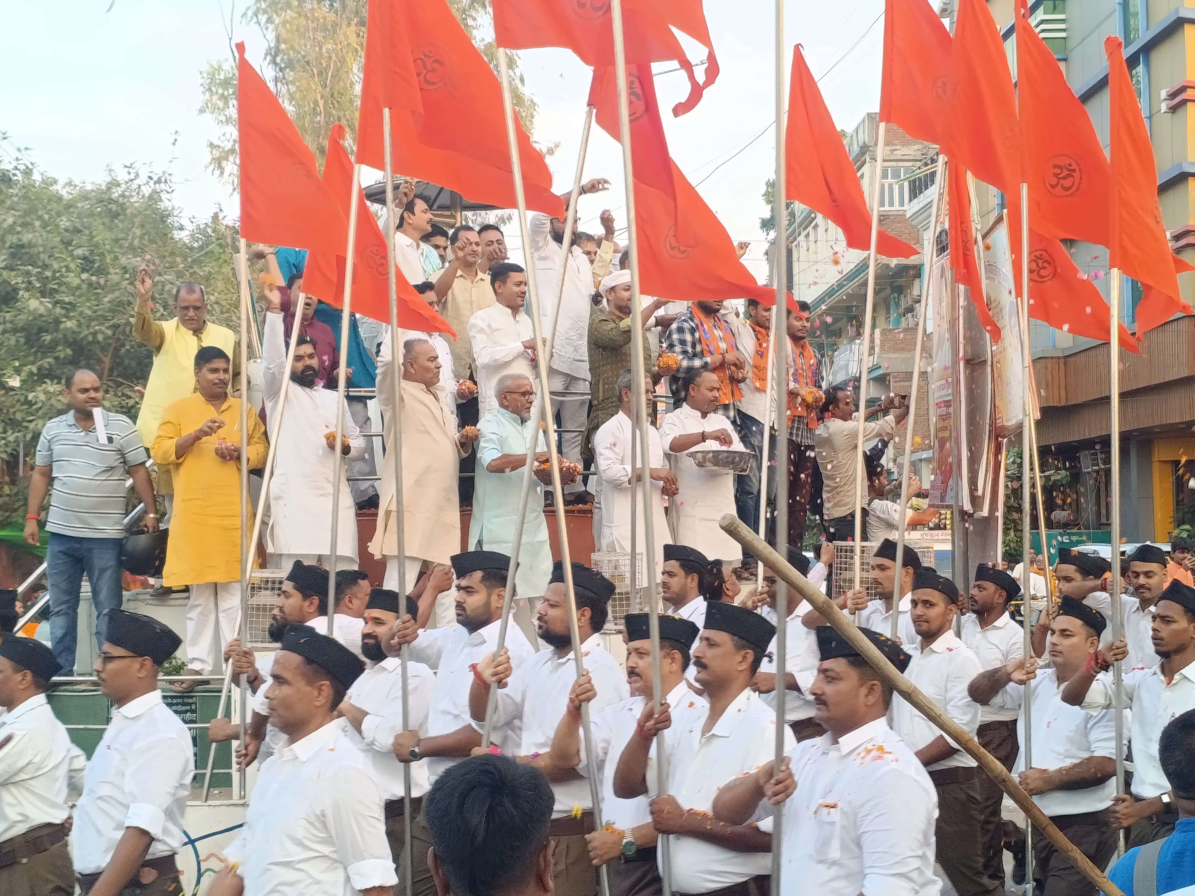 बलिया में आरएसएस ने पथ संचलन कर राष्ट्रीय एकता का दिया संदेश