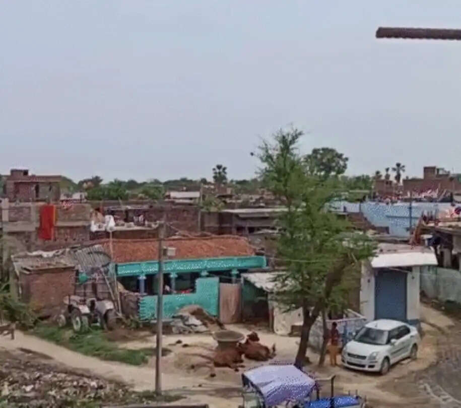 बिहार में दरभंगा जिले के ग्रामीण क्षेत्रों में पीएम आवास योजना से झोपड़ियों से पक्के मकानों तक पहुंची गांव की तस्वीर