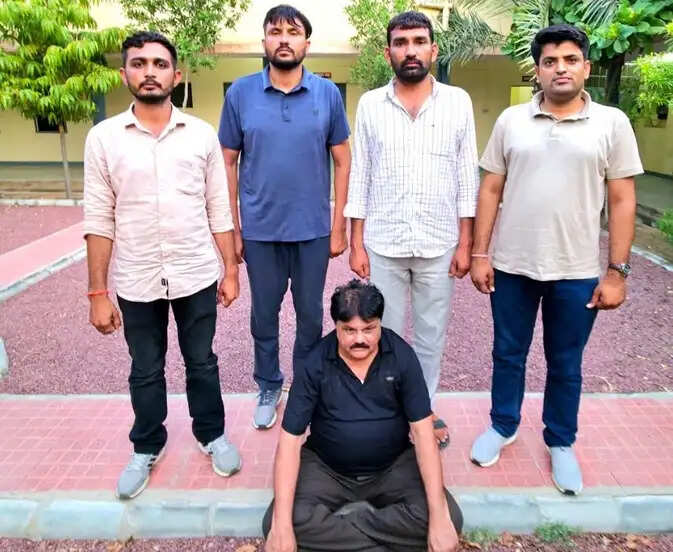सात साल से फरार पच्चीस हजार का इनामी तस्कर गुजरात से गिरफ्तार