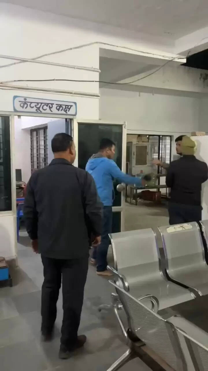 थाने में टीआई ने युवक को मारी चप्पल, वीडियो वायरल होने के बाद टीआई बोले- एआई से बनाया गया है वीडियो