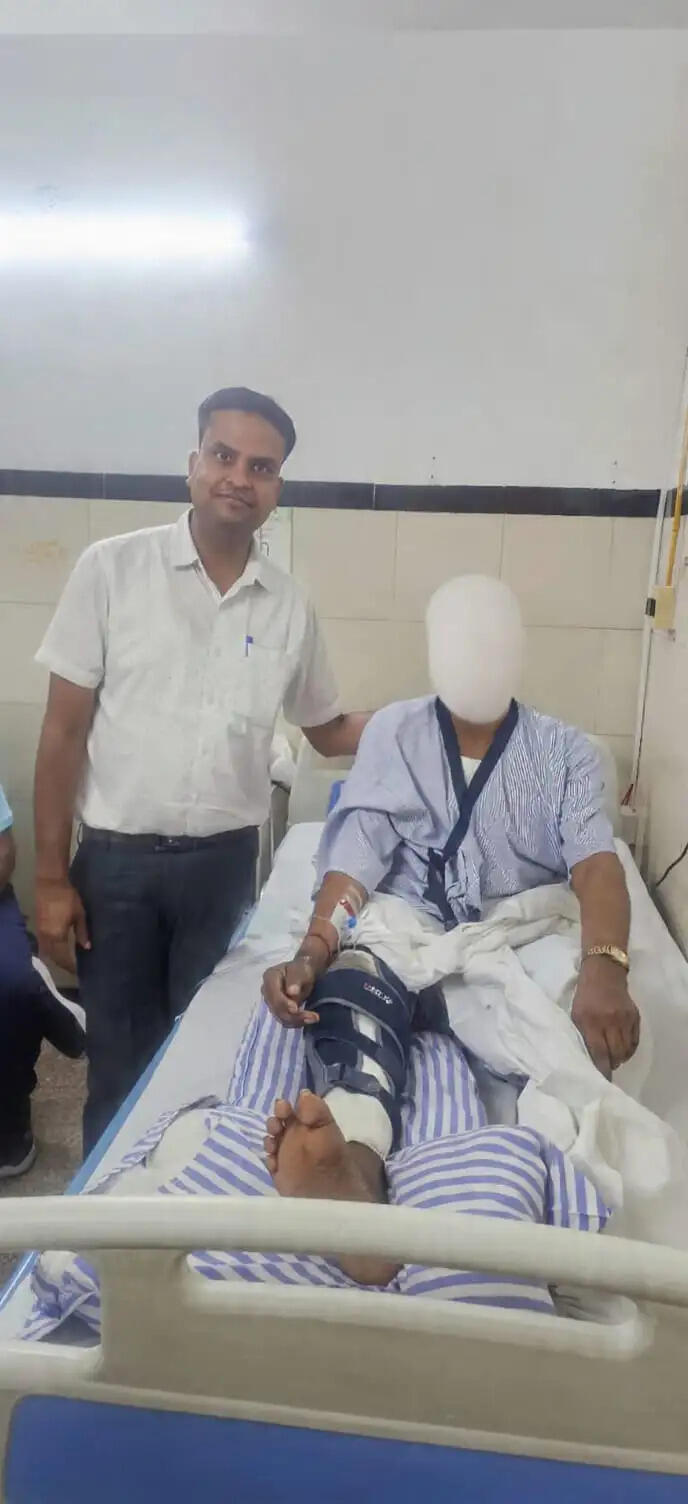 बुजुर्ग की हुई सफल री-रिवीजन नी ट्रांसप्लांट: छह महीने बाद हुआ पैरों पर खड़ा