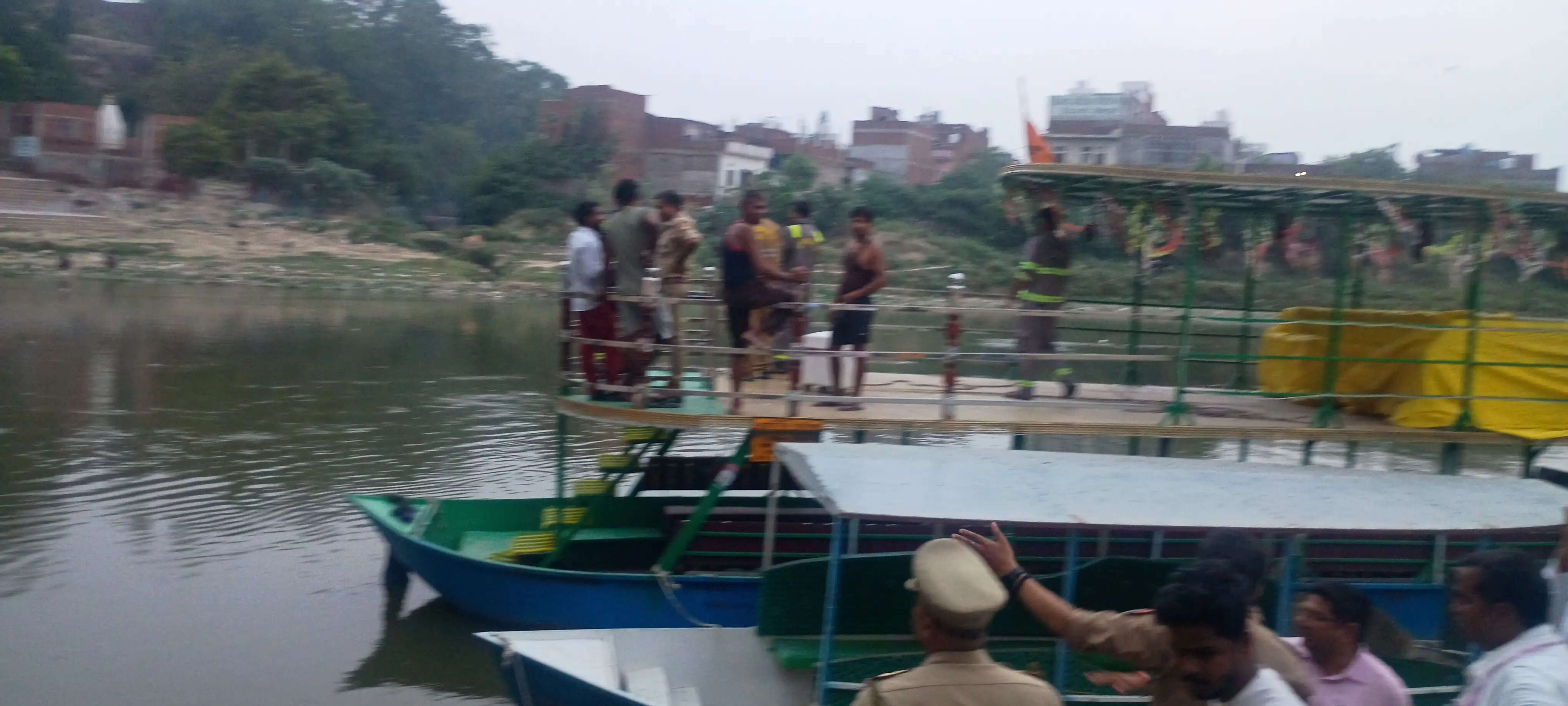गोमती नदी में नहाते समय छह युवक डूबे, दो की मौत, चार को बचाया गया