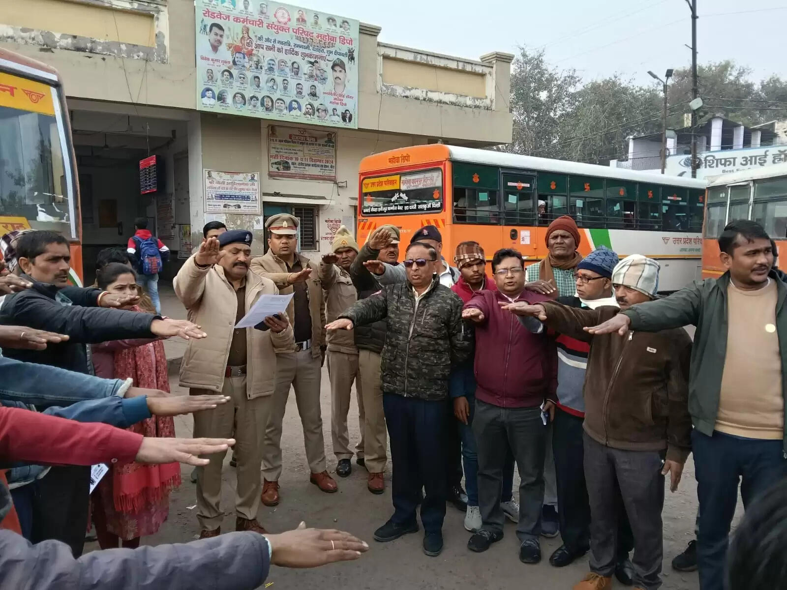 एआरटीओ ने रोडवेज बस चालकों को यातायात नियमों के पालन की दिलाई शपथ