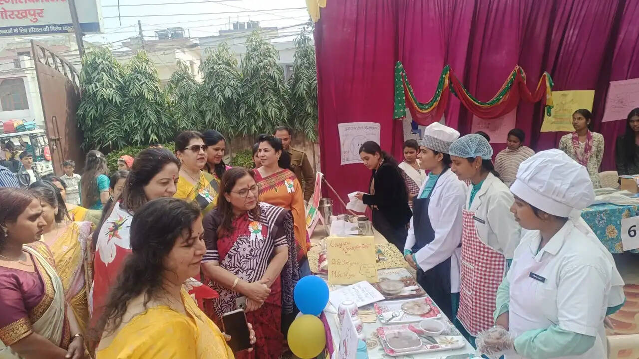 प्रदर्शनी छात्राओं को व्यवहारिक दृष्टि प्रदान कर उन्हें आत्मनिर्भर बनने की दिशा में प्रेरित करती है : कुलपति