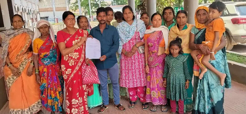 40 वर्षाें से किराए के मकान पर, आवास के लिए जमीन दिलाने की मांग