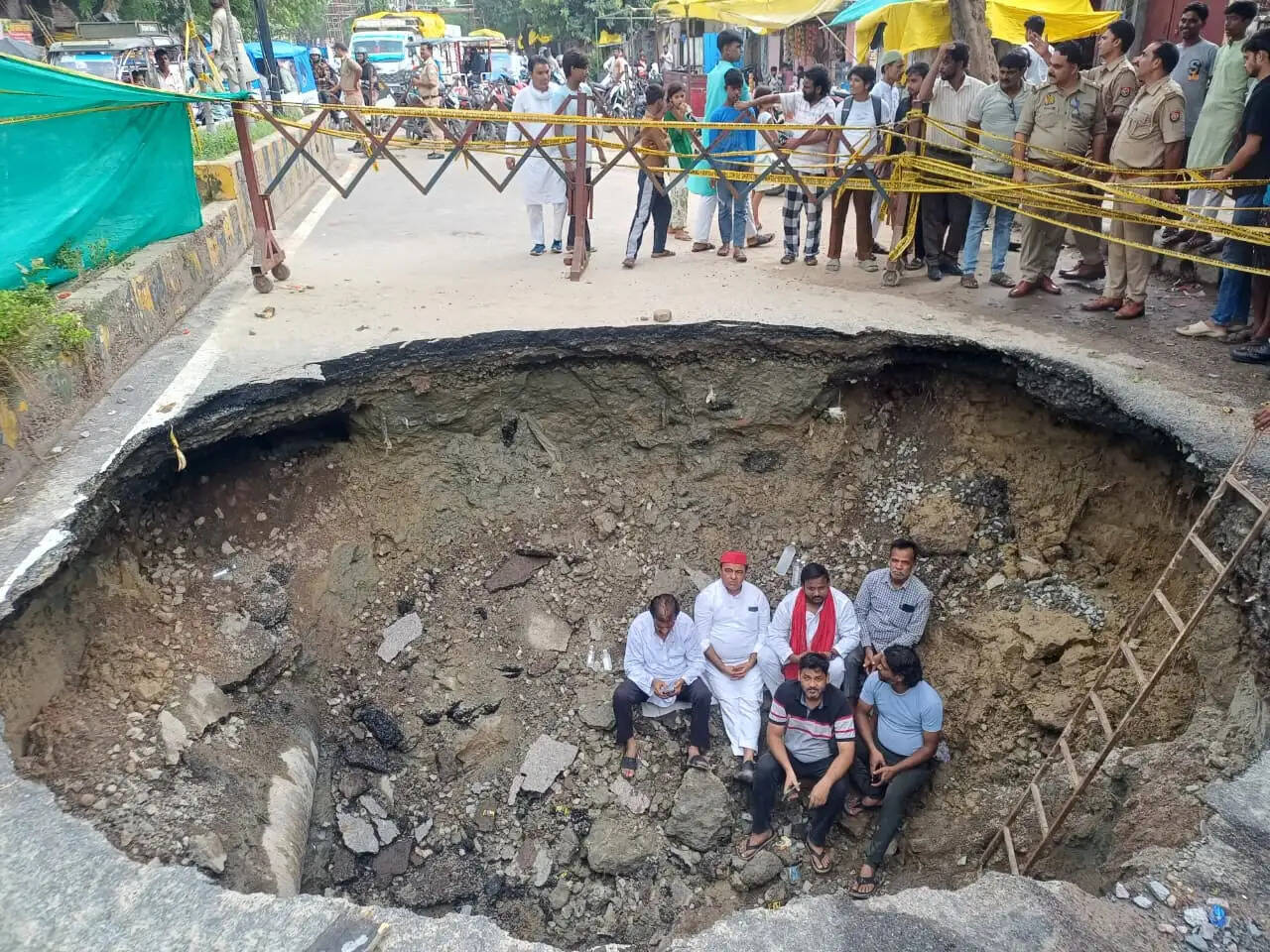बारिश से धंसी सड़क पर बने 18 फीट गहरे गड्ढे में उतरे विधायक रूमी, लापरवाही पर जताई नाराजगी