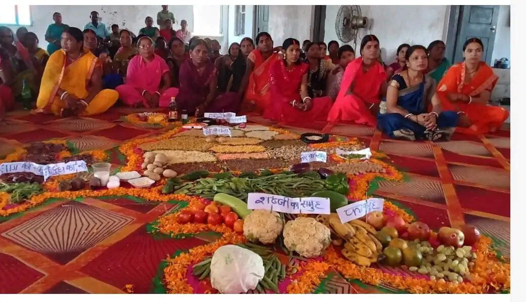 शरीर के समुचित विकास के लिए बीडीओ ने 280 महिलाओं को दी पोषण किट