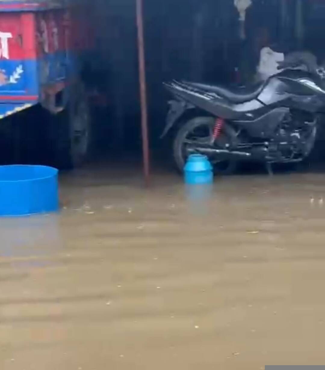 बारिश, जलभराव और बढ़ते गंगा जलस्तर से कानपुर बेहाल, कई इलाकों में बाढ़ जैसे हालात