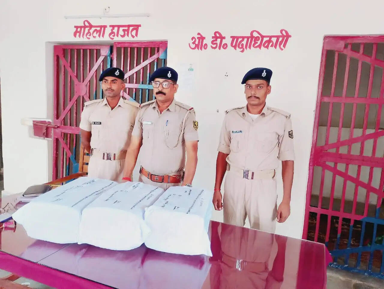 पुलिस की बड़ी कार्रवाई, नाकेबंदी के दौरान बरामद हुआ मादक पदार्थ