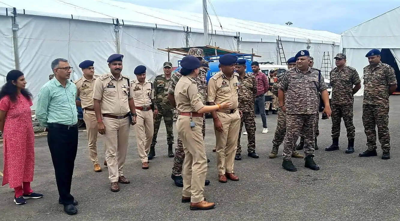 लखनपुर से जम्मू तक सुरक्षा चाक-चैबंद, वरिष्ठ पुलिस अधिकारियों ने लखनपुर यात्री सुविधा केंद्र का लिया जायजा