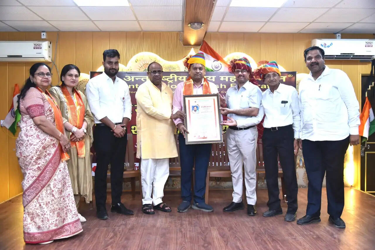 युवा उद्यमियों का हुआ वैश्य गौरव सम्मान&nbsp;:&nbsp;युवाओं को व्यापार एवं उद्योग से जोड़ने पर दिया जोर