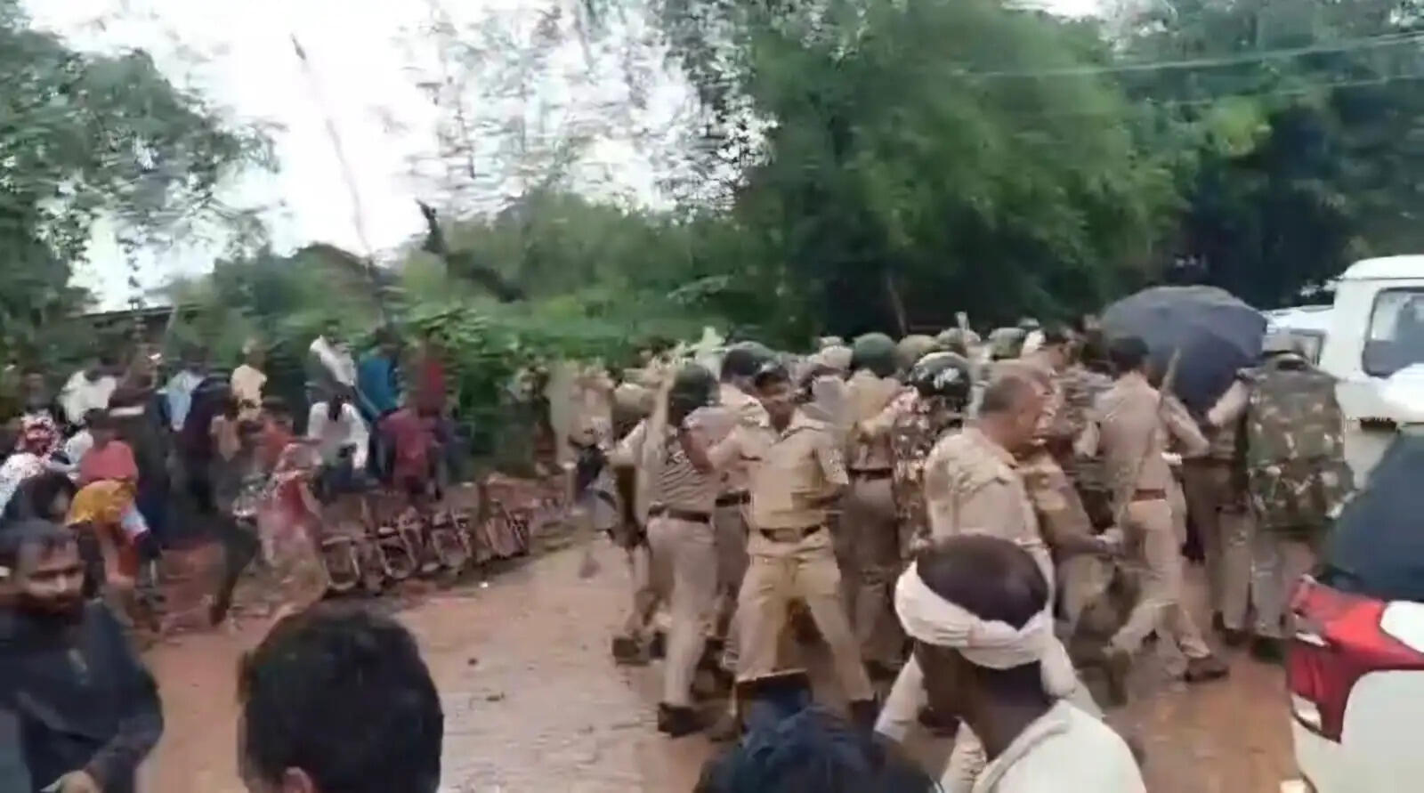 दमोह के हिनौता में अंतिम संस्कार के दौरान पुलिस पर पथराव, एसडीएम और टीआई समेत कई घायल
