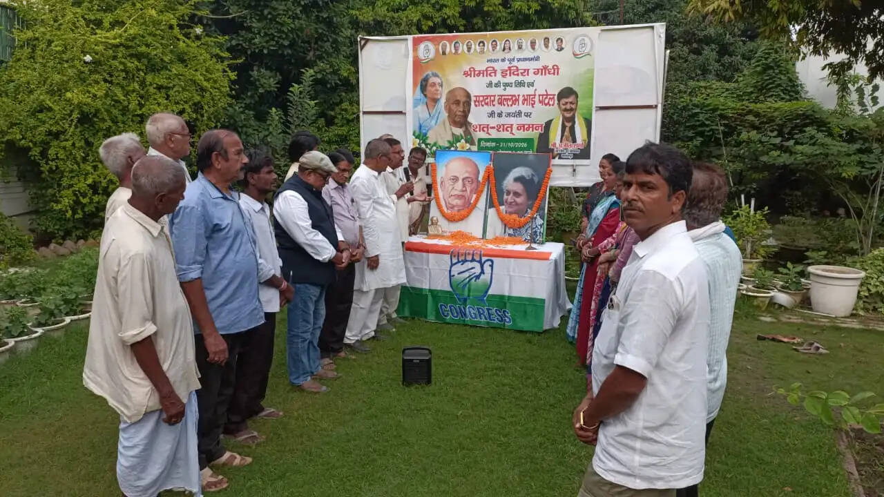 इंदिरा गांधी की पुण्यतिथि और सरदार पटेल की जयंती पर कांग्रेस कार्यालय में दी गई श्रद्धांजलि