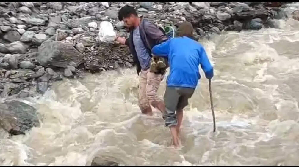 उफनते गदेरे से आवाजाही को मजबूर कौंज-पोथनी और बेलीधार के ग्रामीण