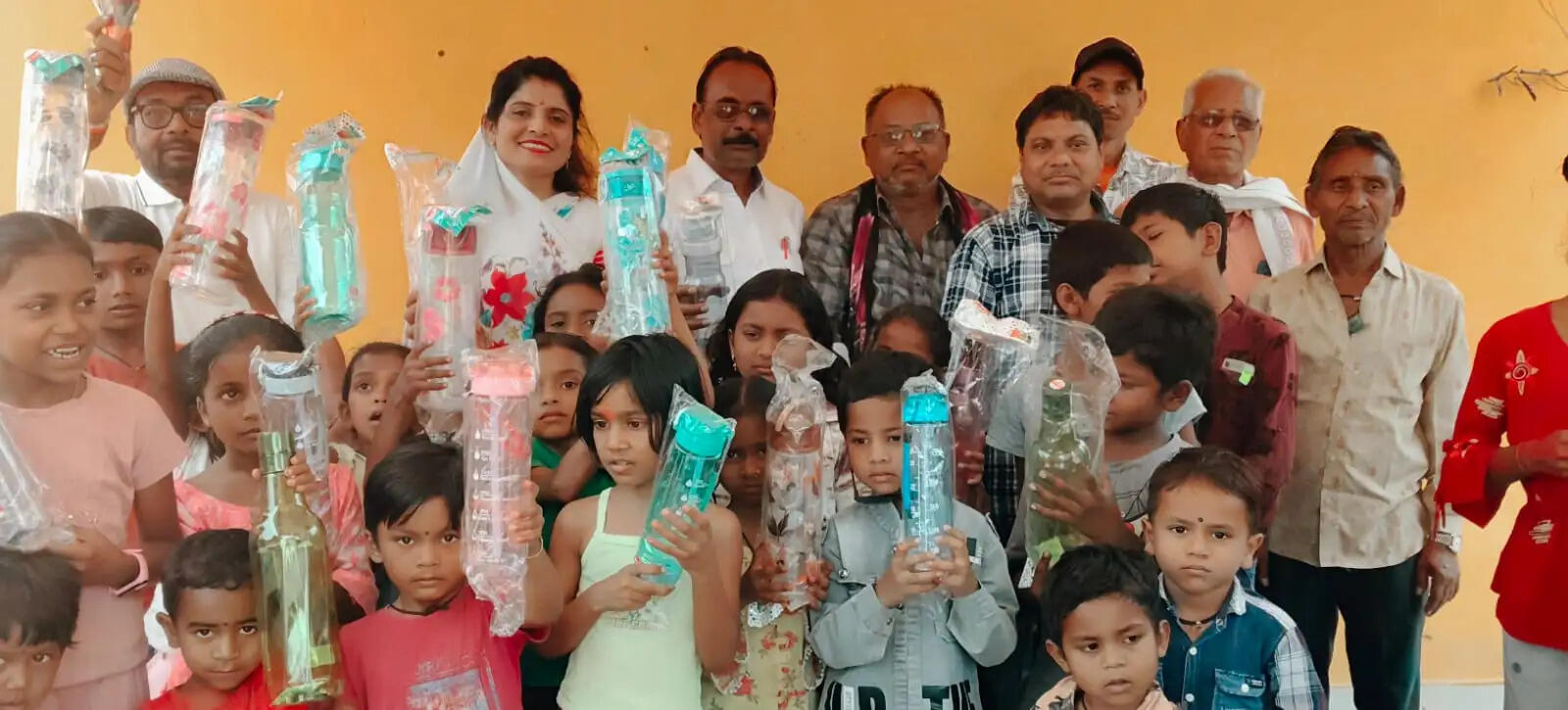 आंबेडकर जयंती पर सेवा का अनूठा उदाहरण, बच्चों को वितरित की पानी की बोतलें