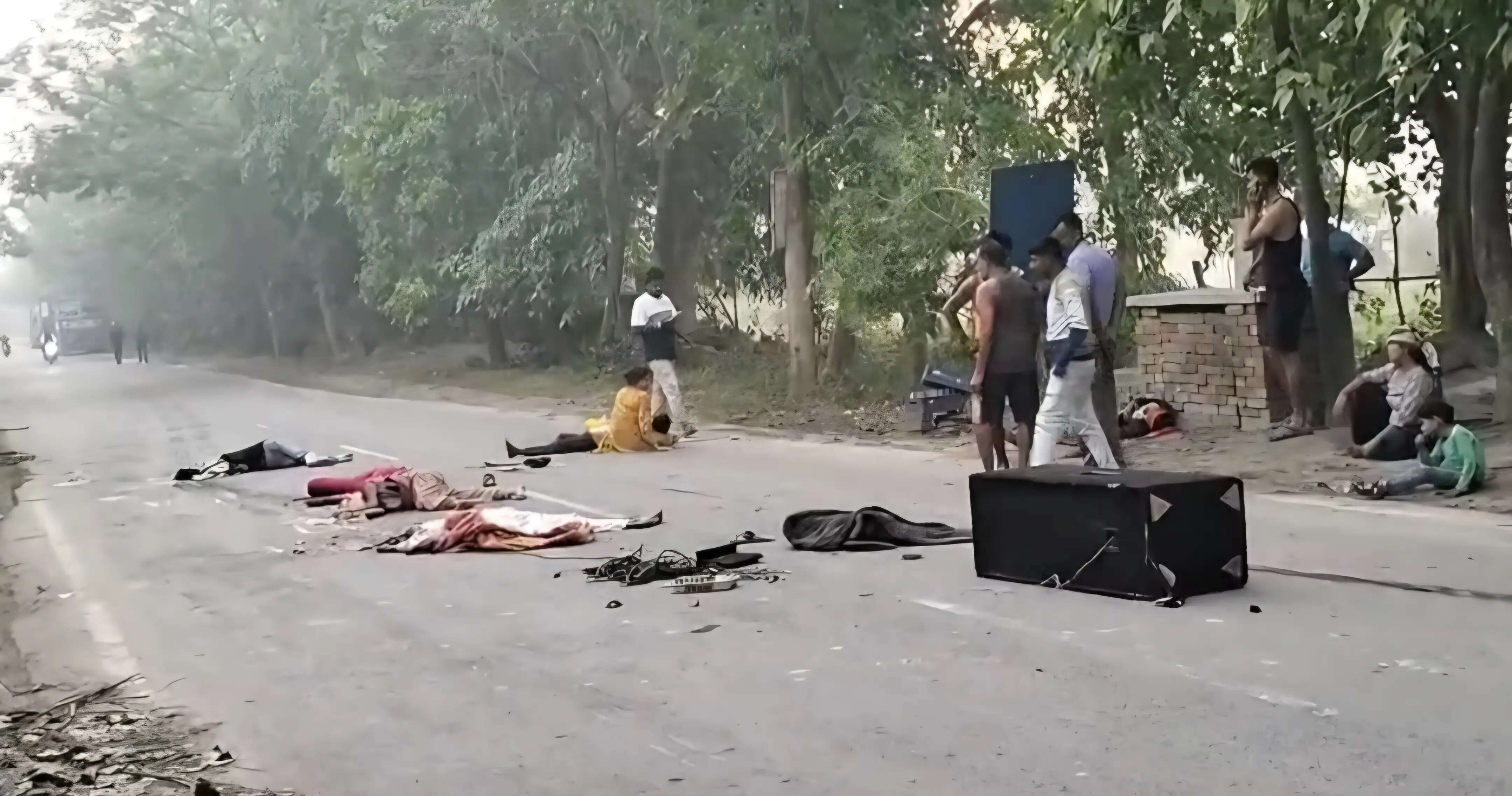 सारण में अनियंत्रित पिकअप पलटने से चार की मौत