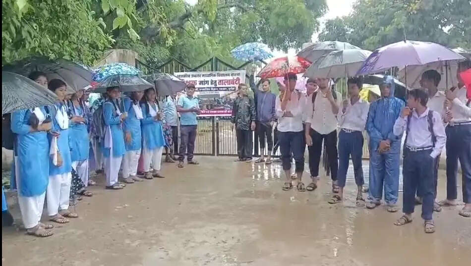 शिक्षकों की कमी से बिफरे छात्रों और पालकों ने स्कूल में की तालाबंदी