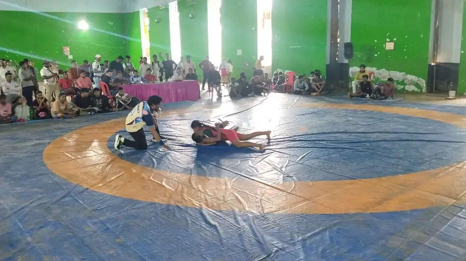 संभाग स्तरीय कुश्ती में दाे साै से अधिक खिलाड़ियों ने दिखाया दमखम