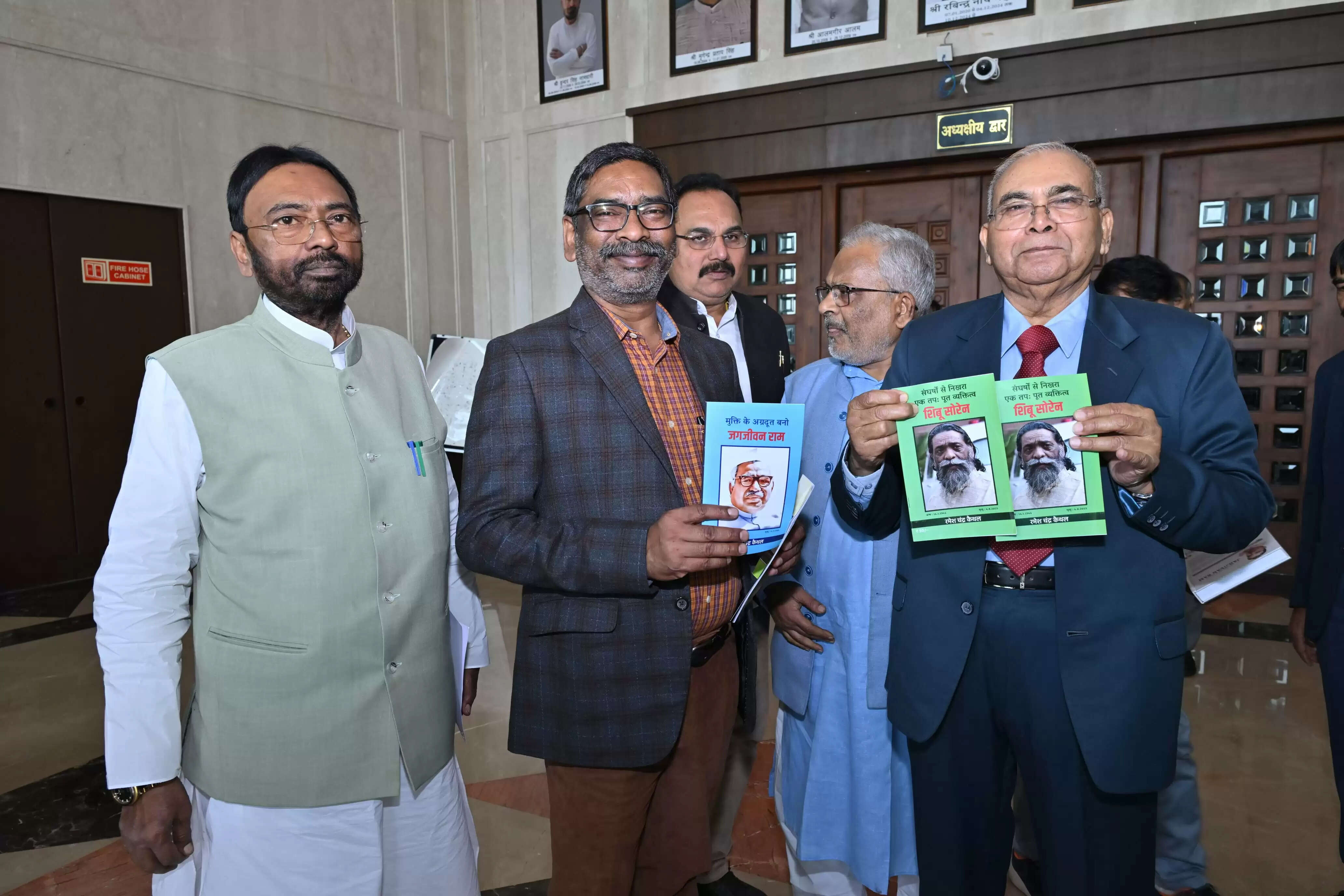मुख्यमंत्री को शिबू सोरेन पर लिखी तीन पुस्तकें की भेंट