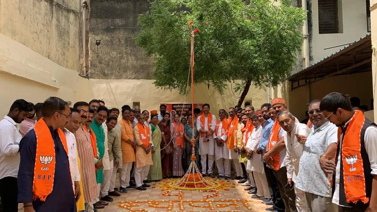 भाजपा स्थापना दिवस : वाराणसी में कार्यकर्ताओं ने लिया ‘विकसित भारत 2047’ का संकल्प