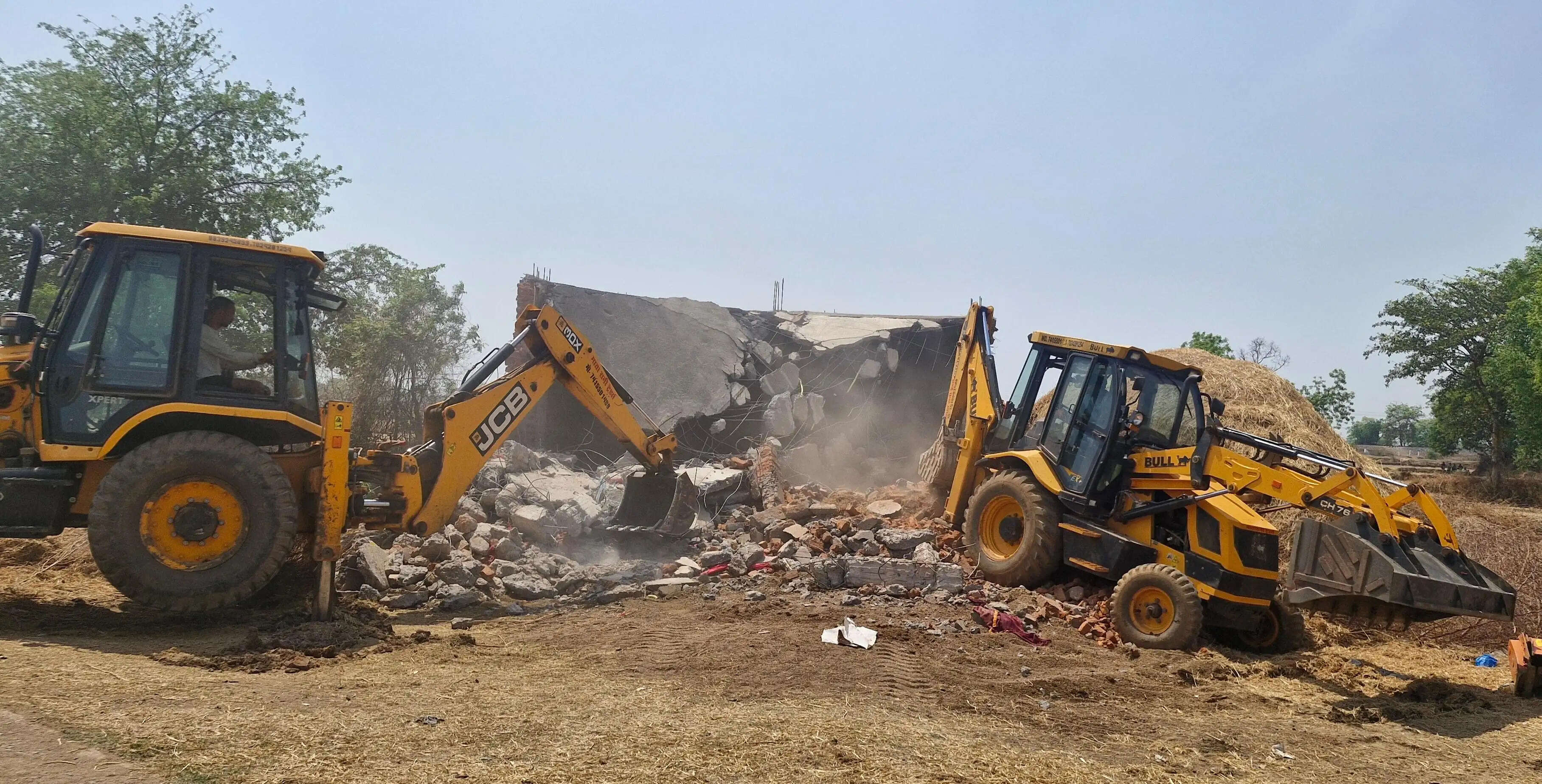 कुल्हाड़ी में चला प्रशासन का बुलडोजर, 26 अवैध अतिक्रमण हटाए गए