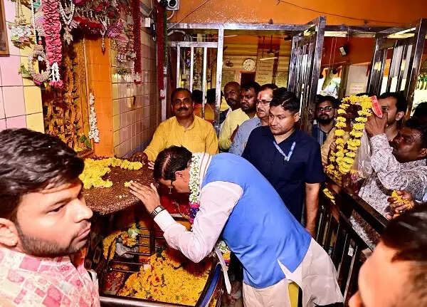मप्र के&nbsp;दतिया&nbsp;के&nbsp;पीतांबरा पीठ पहुंचे योगी आदित्यनाथ, मां बगलामुखी के किए दर्शन