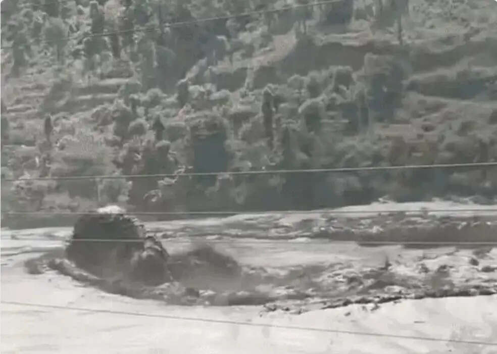 नेपाल की बाढ़ में फंसे गुजरात के 18 यात्री, 12 से टूटा संपर्क, गुजरात सरकार ने बनाया कंट्रोल रूम