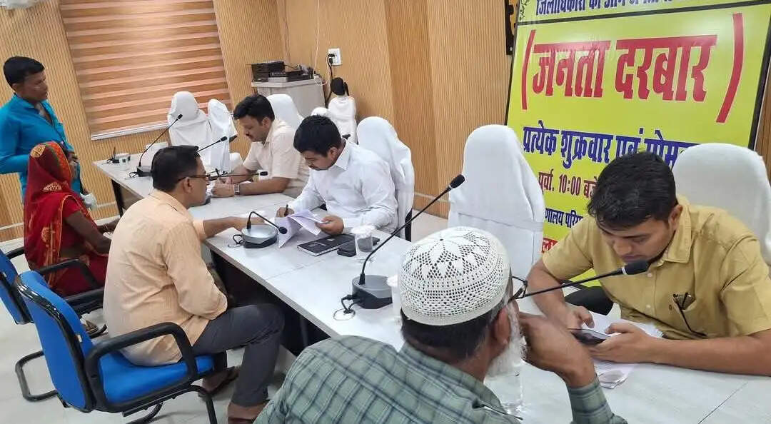 सुपौल में जिला जनता दरबार, डीएम सावन कुमार ने सुनीं 32 लोगों की समस्याएं