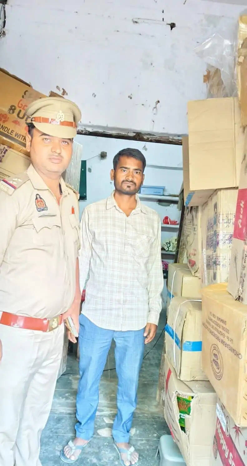 फतेहपुर : अवैध पटाखा भंडारण के खिलाफ पुलिस की कार्रवाई,58 कुंतल पटाखा के साथ एक गिरफ्तार