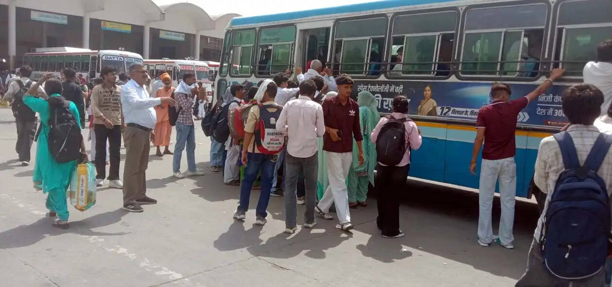 हिसार : फ्री यात्रा सुविधा शुरू होते ही बस अड्डे पर उमड़ी भीड़