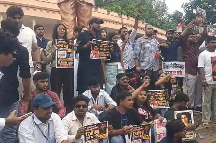 छात्राें ने 12वीं बोर्ड के हिंदी विषय के पेपर लीक मामले को लेकर किया प्रदर्शन, प्रभावी कानून बनाने की मांग