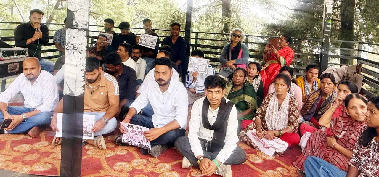 सड़क-पानी की मांग को लेकर विधायक के गांव में ग्रामीणों का धरना