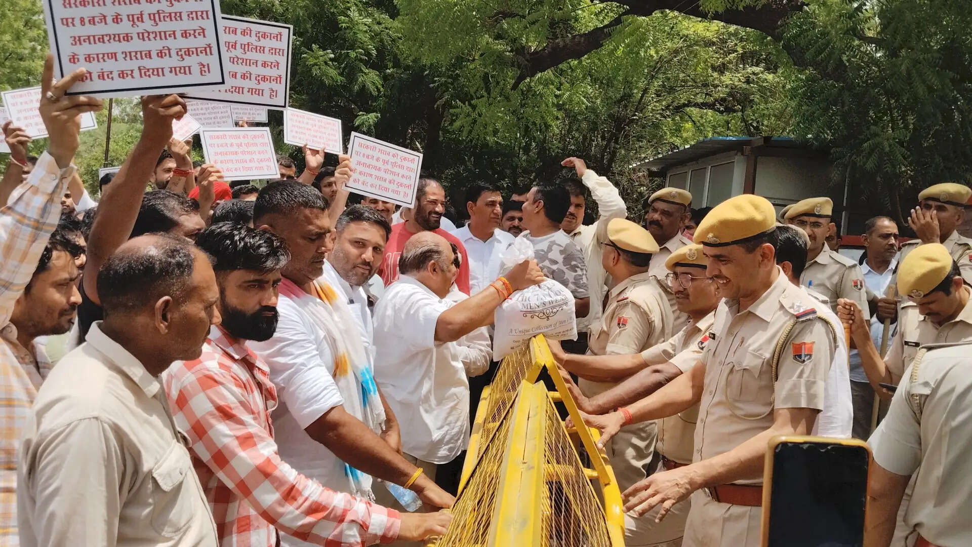 शराब ठेकेदारों का कमिश्नरेट के बाहर प्रदर्शन