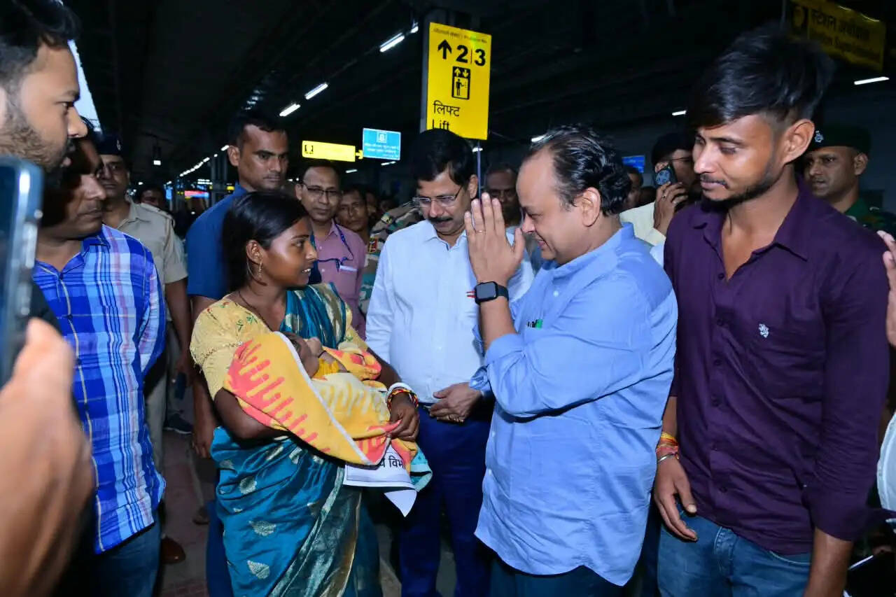 दिल में छेद वाले 20 बच्चों को मंत्री ने इलाज के लिए हटिया से किया रवाना