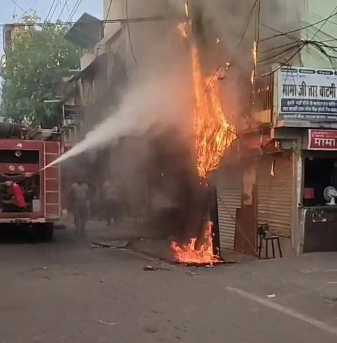 जबलपुरः सराफा बाजार में लगी आग, फायर अमले ने किया काबू