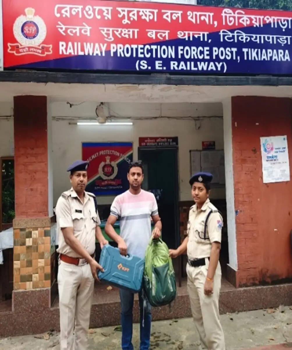 आरपीएफ ने यात्रियों का खोया सामान लौटाया