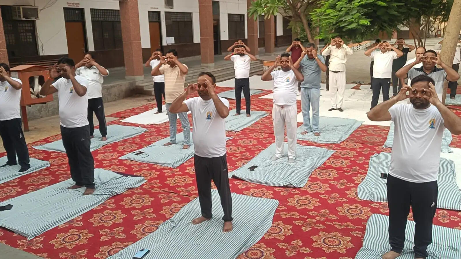 अंतरराष्ट्रीय योग दिवस: गोरखपुर सदर तहसील परिसर में अधिकारियों और कर्मचारियों ने किया सामूहिक योग