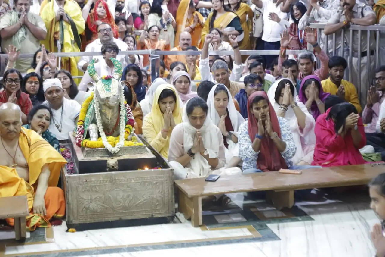 भारतीय महिला क्रिकेट टीम की खिलाड़ी एवं कोचिंग स्टाफ ने किए महाकाल दर्शन