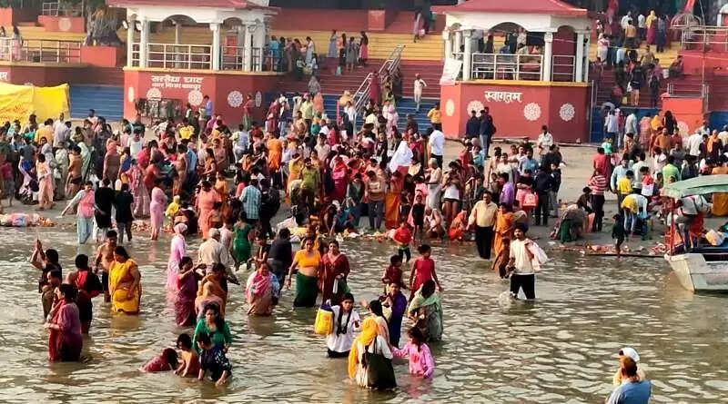 कार्तिक पूर्णिमा : गंगा घाटों पर उमड़ा जनसैलाब, श्रद्धालुओं ने लगाई आस्था की डुबकी