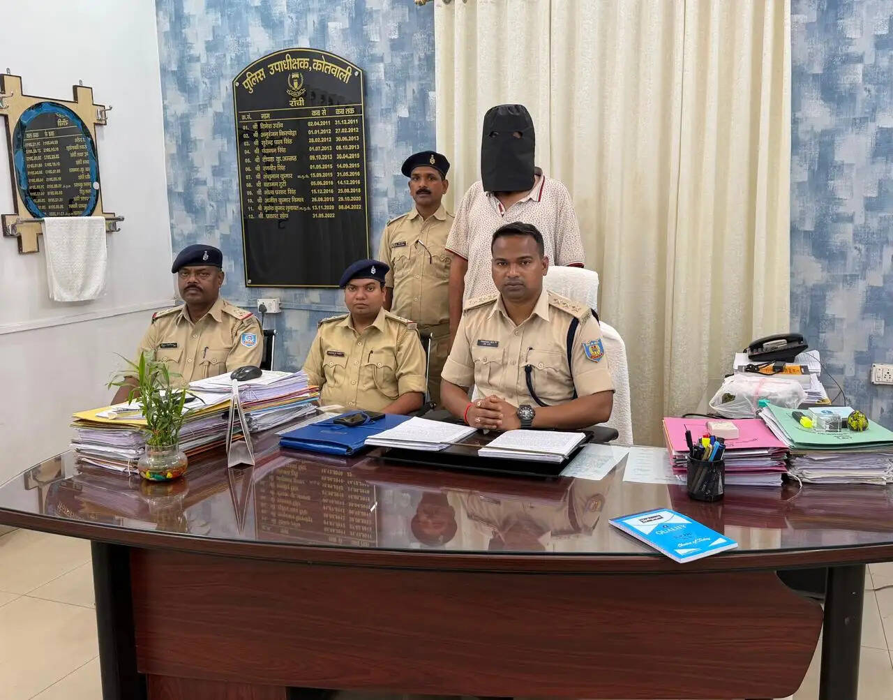 दस ग्राम चरस बरामद, चार तस्कर गिरफ्तार