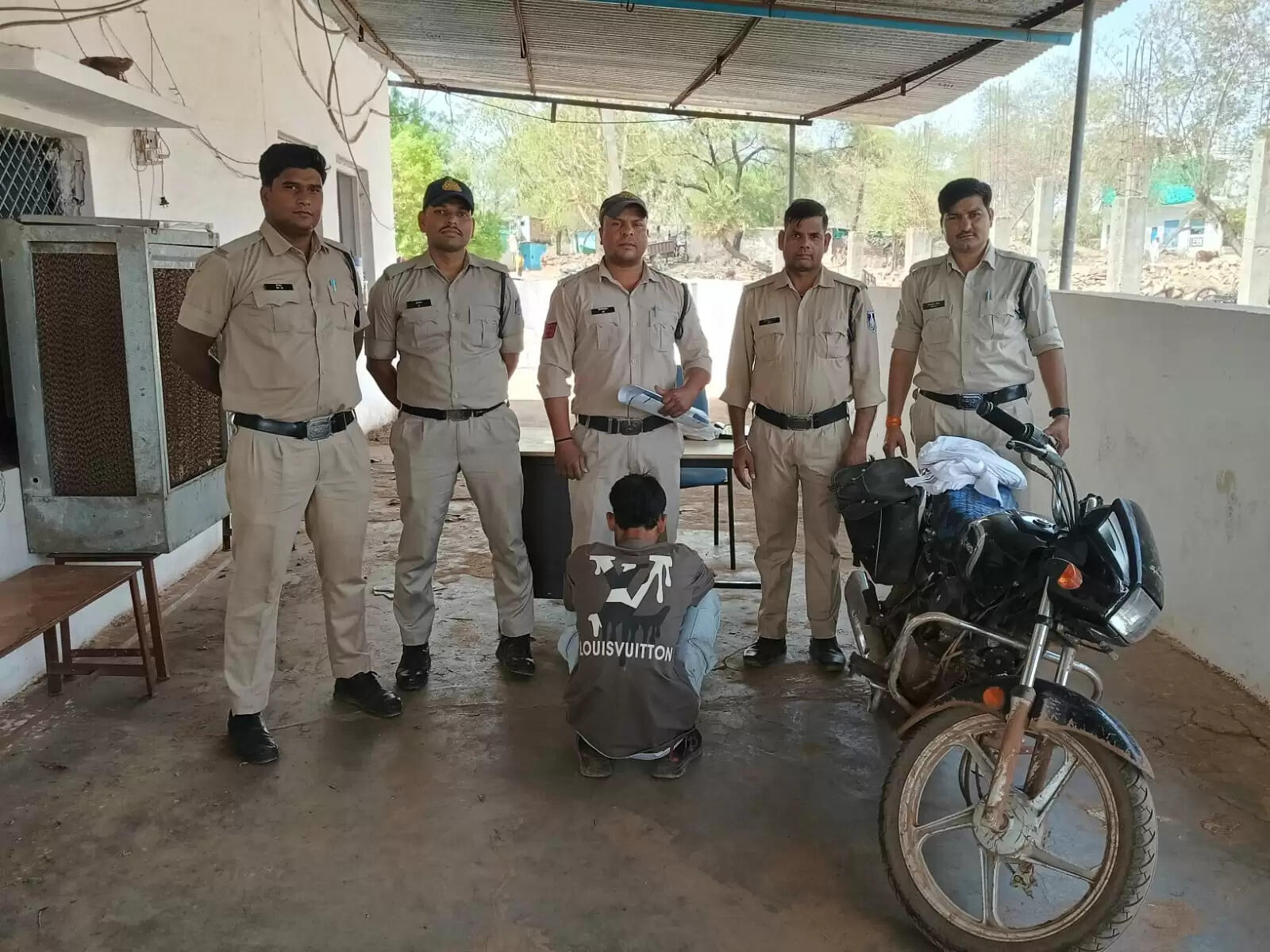 अशोकनगर: चोरी की मोटरसाइकिल समेत आरोपी गिरफ्तार