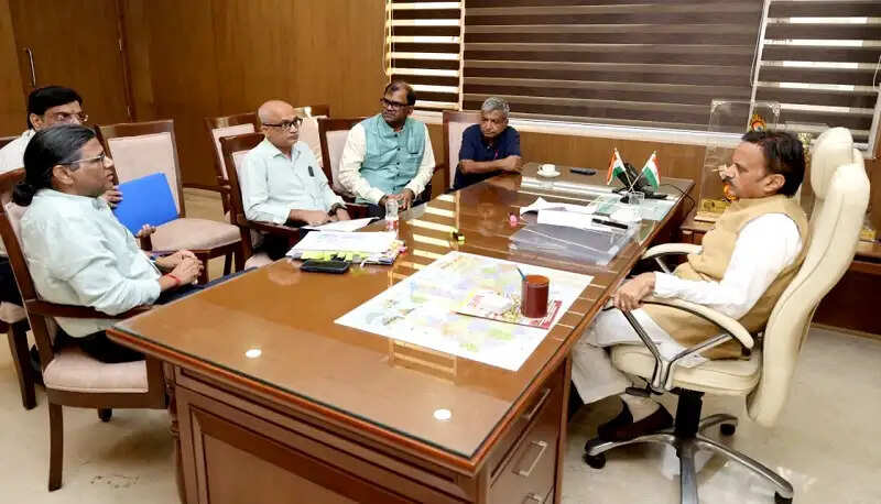 मप्रः उप मुख्यमंत्री शुक्ल ने की लोक स्वास्थ्य एवं चिकित्सा शिक्षा विभाग के विभिन्न विषयों की समीक्षा