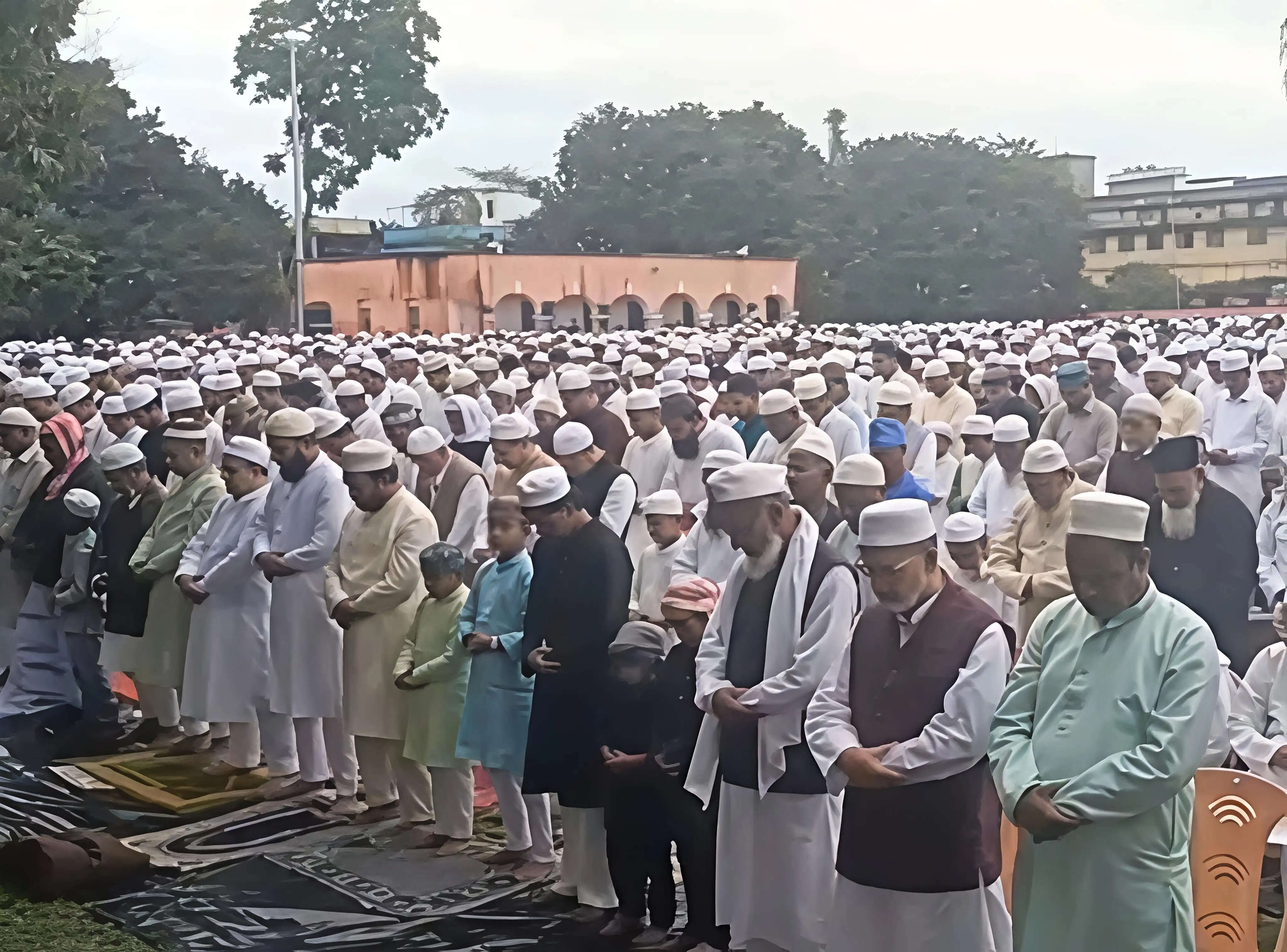 किशनगंज में ईद-उल-फितर धूमधाम से मनाई गई, ईदगाह में उमड़ी हजारों की भीड़