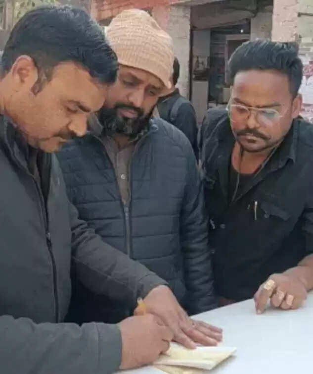 झांसी : हाउस टैक्स जमा न होने पर जामा मस्जिद की 12 दुकानें सील