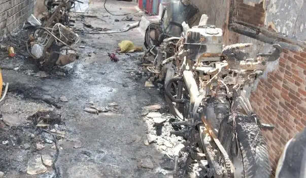 जबलपुर में आवासीय परिसर में लगी आग, कई दोपहिया वाहन जलकर खाक