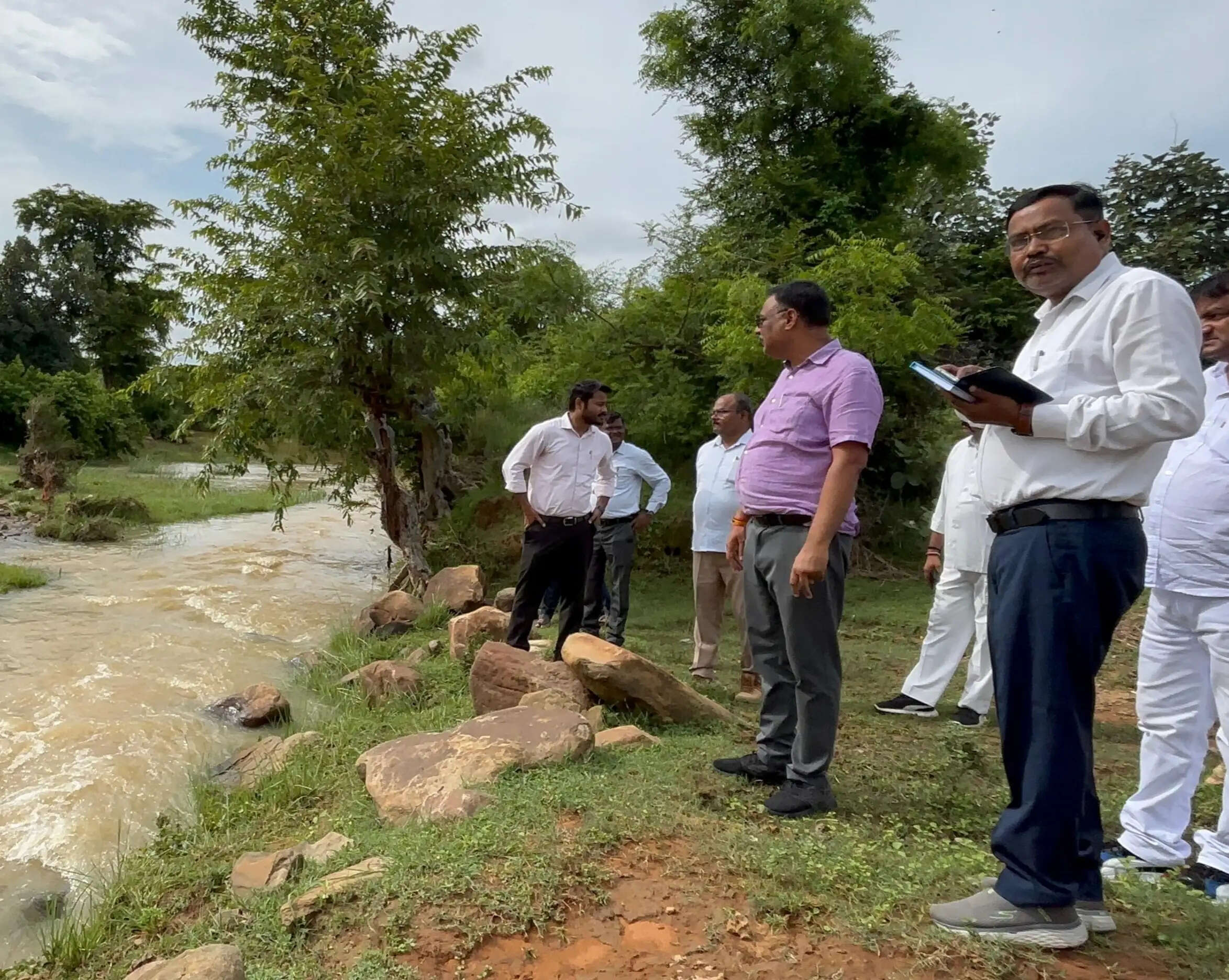 जोगियादरी में बनेगा चेक डैम, डीएम ने सर्वे और एस्टीमेट जल्द तैयार करने के दिए निर्देश