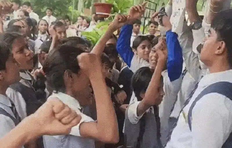 मप्रः रीजनल स्कूल को केवीएस में मर्ज किए जाने के प्रस्ताव का विरोध, सड़कों पर उतरे विद्यार्थी
