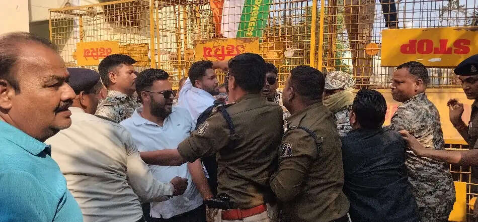 एपस्टीन फाइल मामले को लेकर युवा कांग्रेस ने जिला भाजपा कार्यालय घेरा